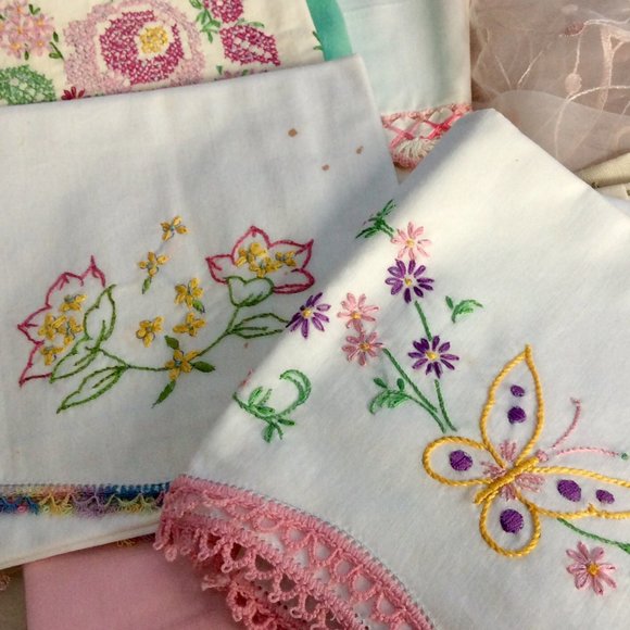 Vintage Hand Embordered Pillowcases Napkins and Table runner. - Picture 8 of 10